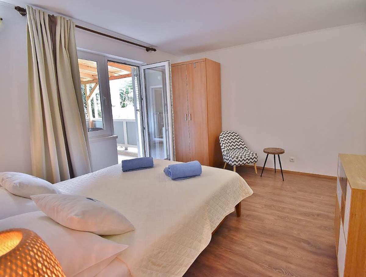 Apartments Ruzica Banjol Bagian luar foto